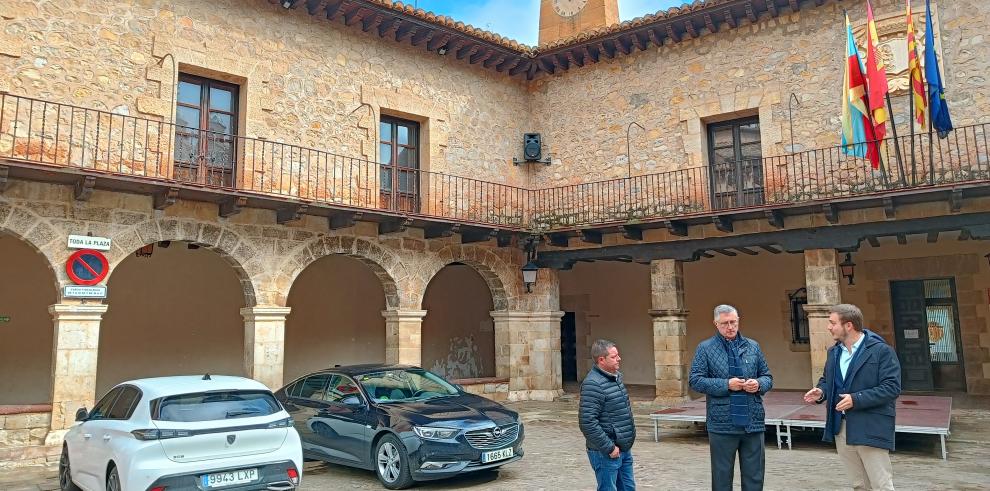 Blasco, junto al alcalde de Albarracín, Daniel Úbeda, en la plaza Mayor.