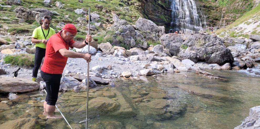 Investigadores del CSIC midiendo el caudal del río Arazas.