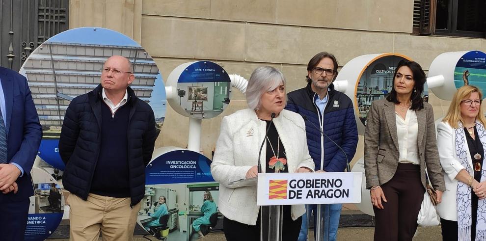 La Directora General de Ciencia, Pilar Gayán, en la exposición científica llevada esta mañana a  Huesca.