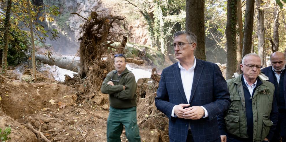 El consejero de Medio Ambiente y Turismo, Manuel Blasco, visita las instalaciones del Monasterio de Piedra para conocer los daños sufridos por el recinto tras resultar afectado por la DANA.