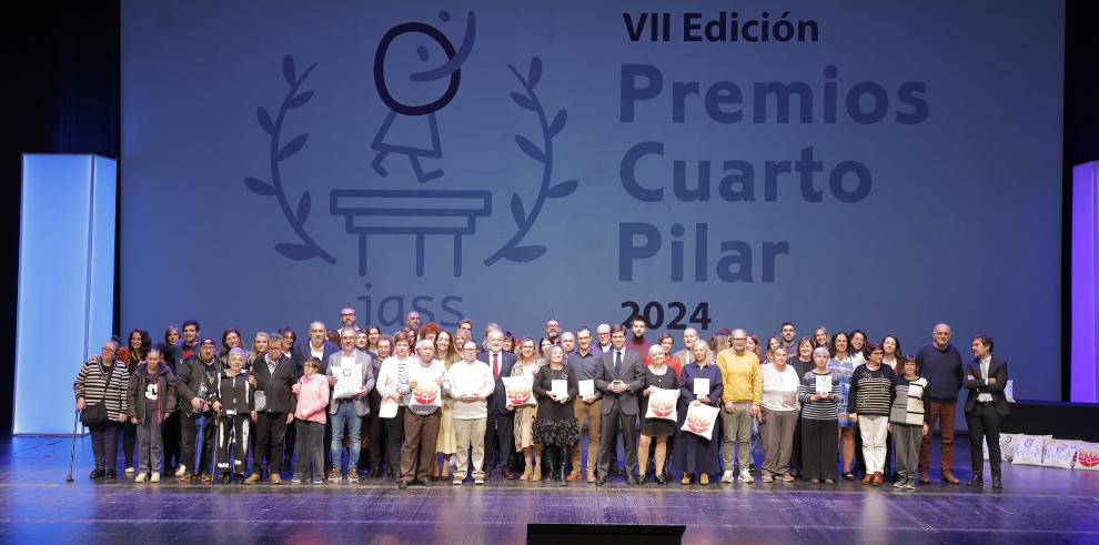 Foto de familia con todos los premiados en la VII edición del Cuarto Pilar