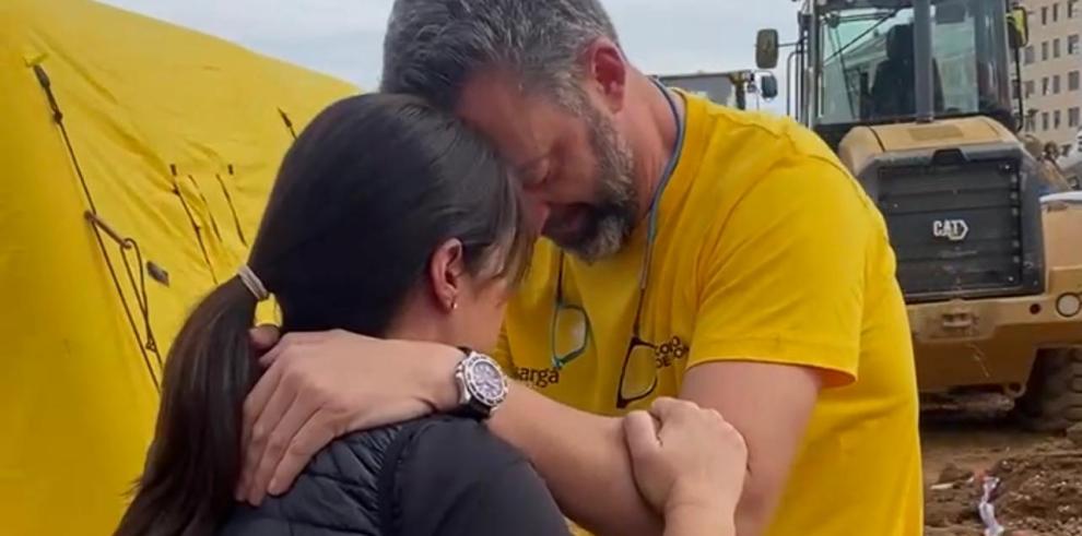 Lorena Silvent y Jorge Escario se funden en un abrazo en el PMA de Aragón en Catarroja.