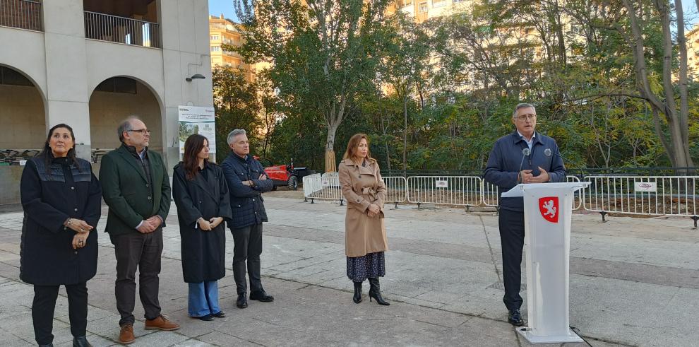 Blasco, en su intervención junto a la alcaldesa de Zaragoza, Natalia Chueca.