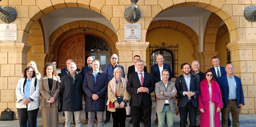 El consejero, junto a los alcaldes que han acudido a la reunión de la comisión en Fraga.