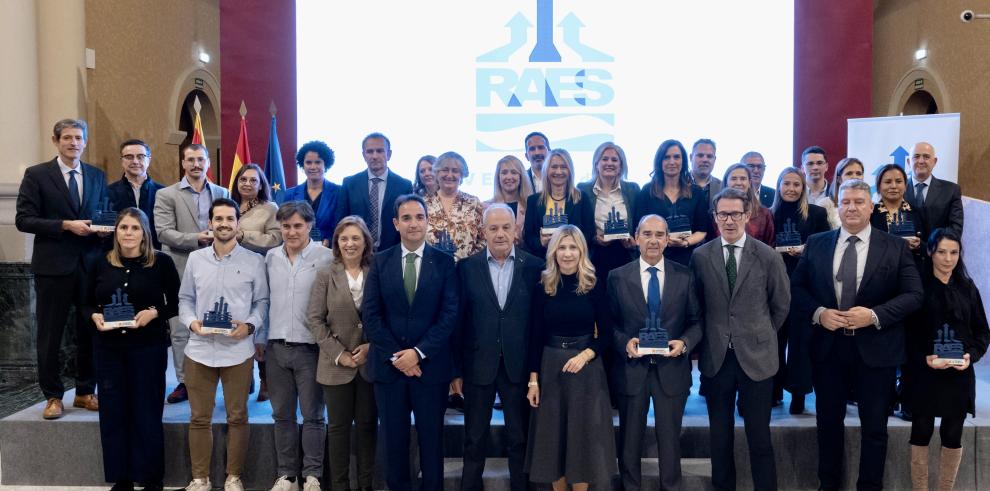 José Luis Bancalero y Mar Vaquero, en la entrega de los reconocimientos en el V Encuentro de la Red Aragonesa de Empresas Saludable, RAES