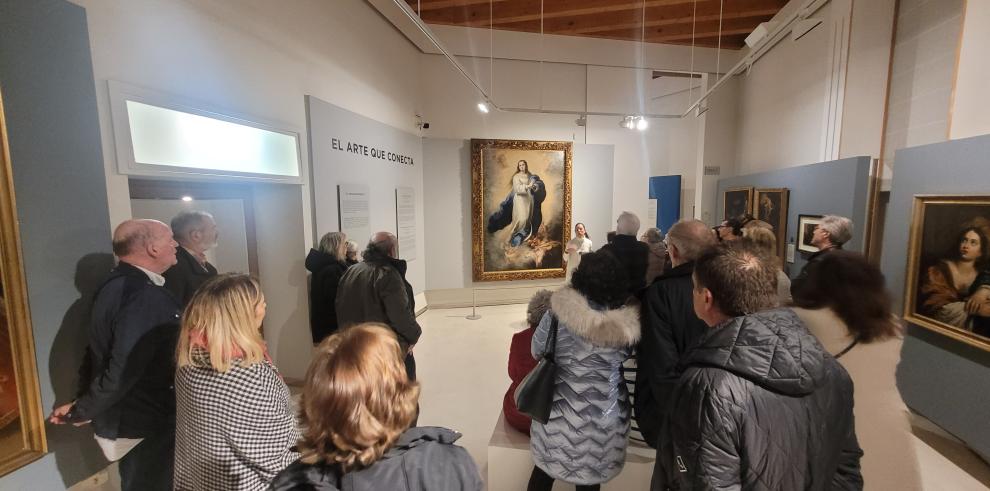 Visitantes en el Museo de Huesca contemplando 'La Inmaculada Concepción' de Murillo.