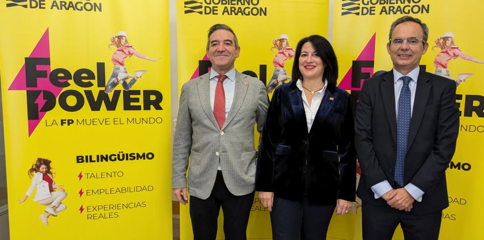 El director general de FP, Luis Mallada; la responsable del congreso por parte del Gobierno, Ester Torres, y el director de Desarrollo de Negocio de Grupo Edelvives, Cristóbal Martín, posan antes de la presentación del evento.