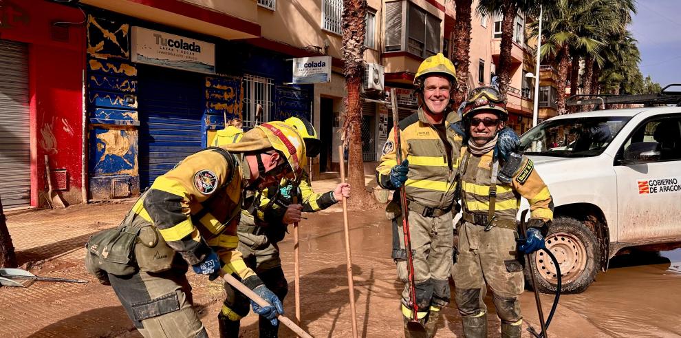 Una cuadrilla del Infoar, satisfecha tras lograr desatascar una alcantarilla en Catarroja (Valencia)