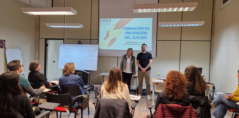 Javier Ibáñez, psicólogo sanitario del Centro de Psicología Psicara, y Eva Fortea, directora general de Familia, Infancia y Natalidad, en la sesión de este lunes