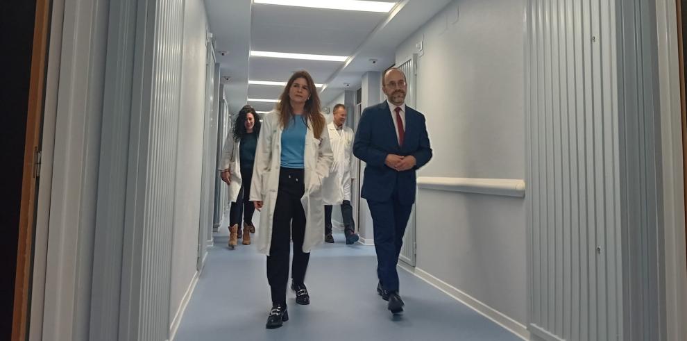El director general de Salud Mental, Manuel Corbera, y la directora de Enfermería del Hospital Clínico, Ana Pelleja, han visitado hoy la unidad reformada