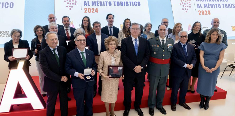 Foto de familia con todos los premiados en la gala.