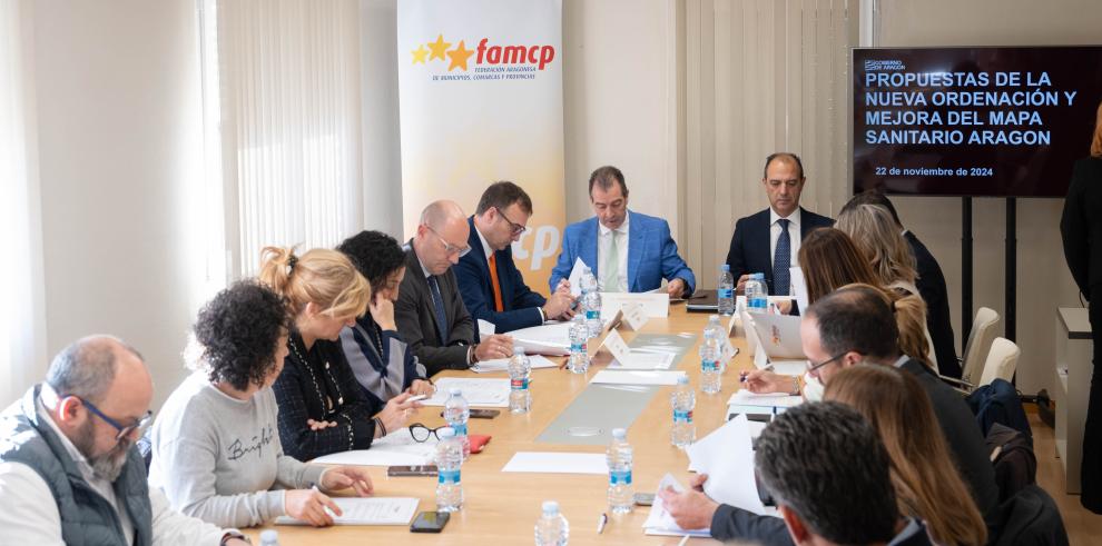 José Luis Bancalero , y el presidente de la Federación Aragonesa de Municipios, Comarcas y Provincias, Carmelo Pérez, en la reunión para abordar el mapa sanitario.
