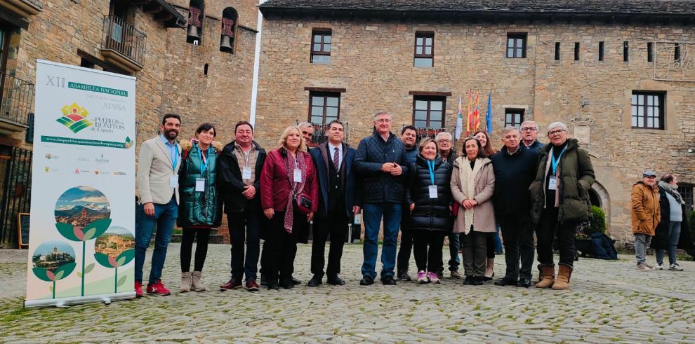 El consejero, junto a los representantes de los pueblos aragoneses integrados en la asociación.