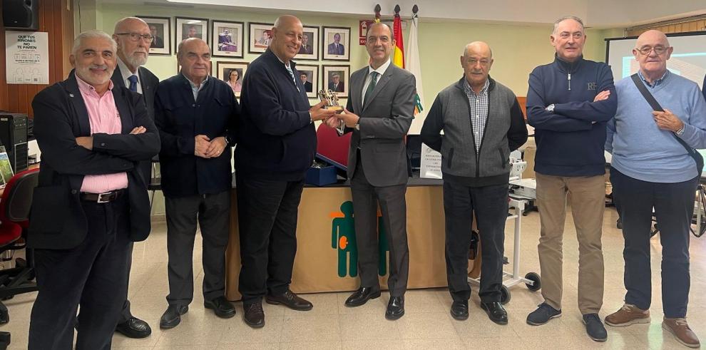 El consejero, en el centro con el presidente de Alcer Ebro Zaragoza, y miembros de la junta directiva de la asociación de apoyo al enfermo renal
