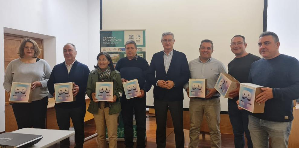 Blasco, en la entrega de las gafas a las oficinas de turismo.