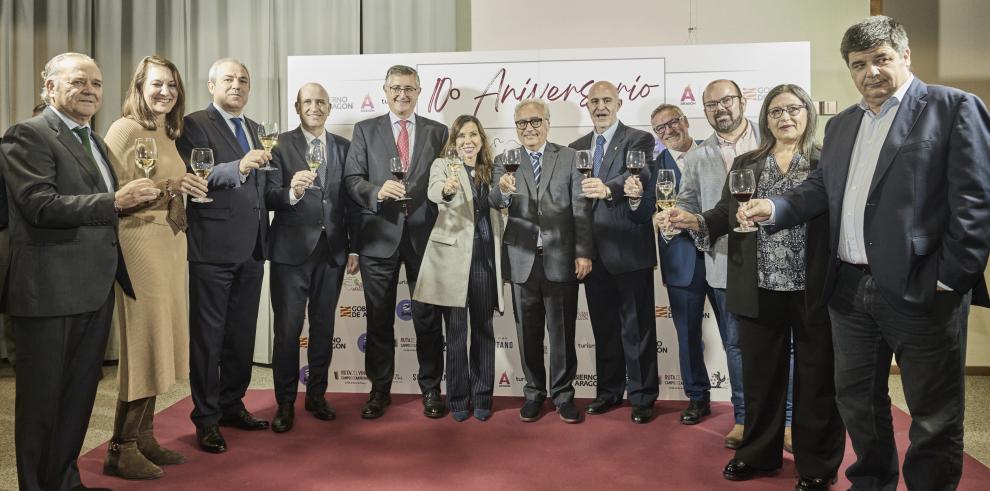 Foto de familia de los representantes institucionales y de las denominaciones de origen.