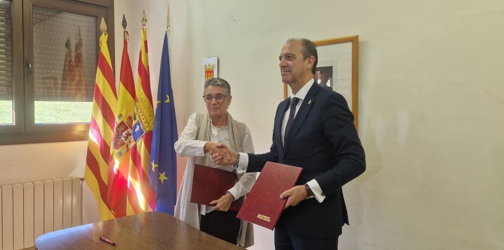 El consejero de Sanidad de Aragón, José Luis Bancalero, y la consellera de Salut de Cataluña, Olga Pané, firman un convenio de colaboración para la asistencia sanitaria en urgencias y emergencias