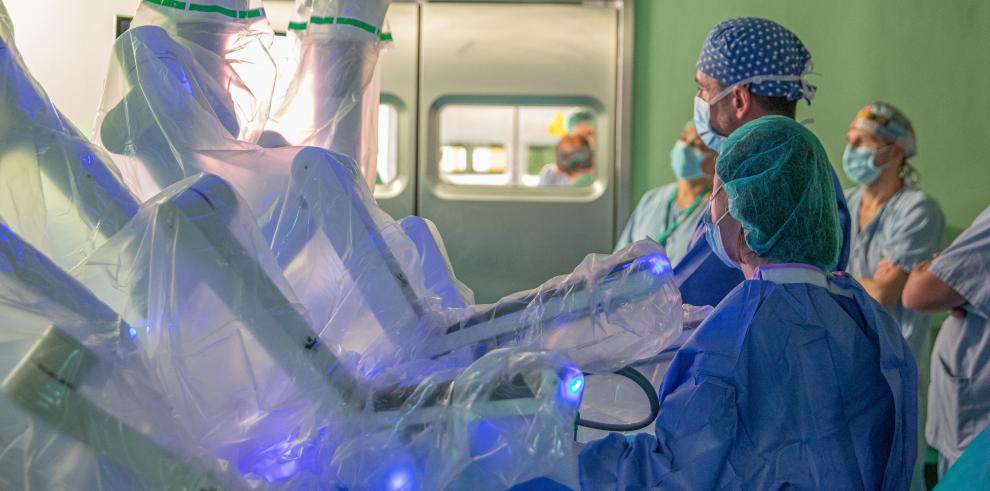 Imagen de la primera intervención realizada con el robot quirúrgico en el Hospital Clínico Lozano Blesa de Zaragoza
