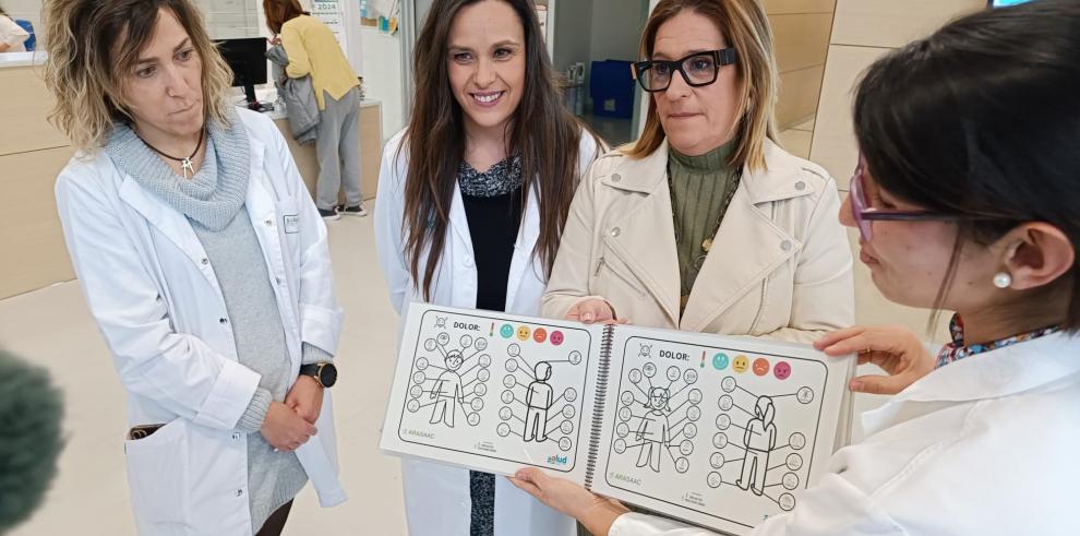 La directora general de Cuidados y Humanización, Estíbaliz Tolosa, muestra los pictogramas junto con profesionales del centro