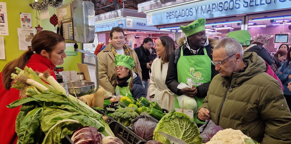 Carmen Susín ha acompañado a los alumnos del Colegio San Martín de Porres en su visita al Mercado Central