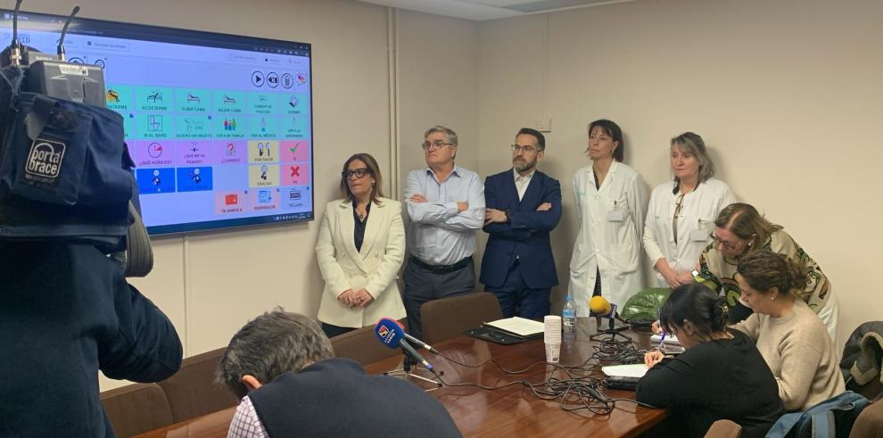 La directora de Comunicación, Estíbaliz Tolosa, junto a la pantalla, con otras autoridades en la presentación del proyecto a los medios de comunicación