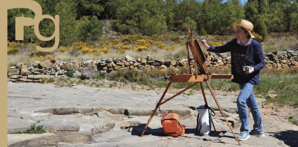 La pintora Marta Marco Mallent durante su trabajo en el entorno del yacimiento “El Pozo” en El Castellar (Teruel).