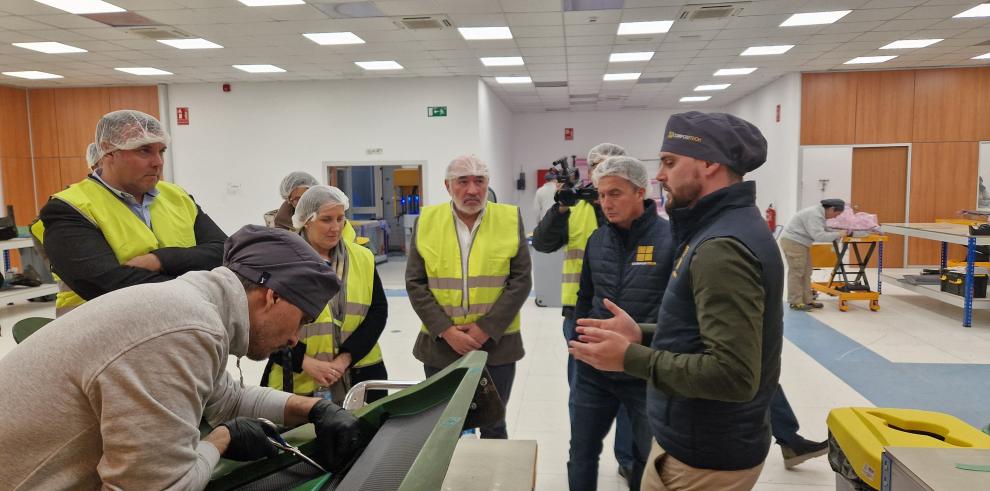 José Manuel Aranda y Mar Paños en la visita a Iberia Compositech Manufacturing