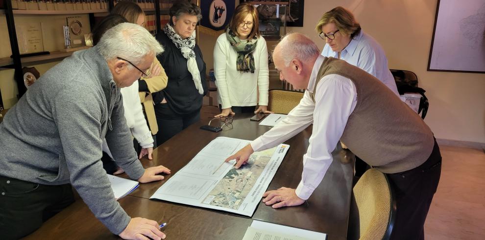 Miguel Ángel Arminio ha explicado el proyecto de renovación integral de la carretera a la alcaldesa de Tardienta, miembros de la corporación y representantes vecinales.