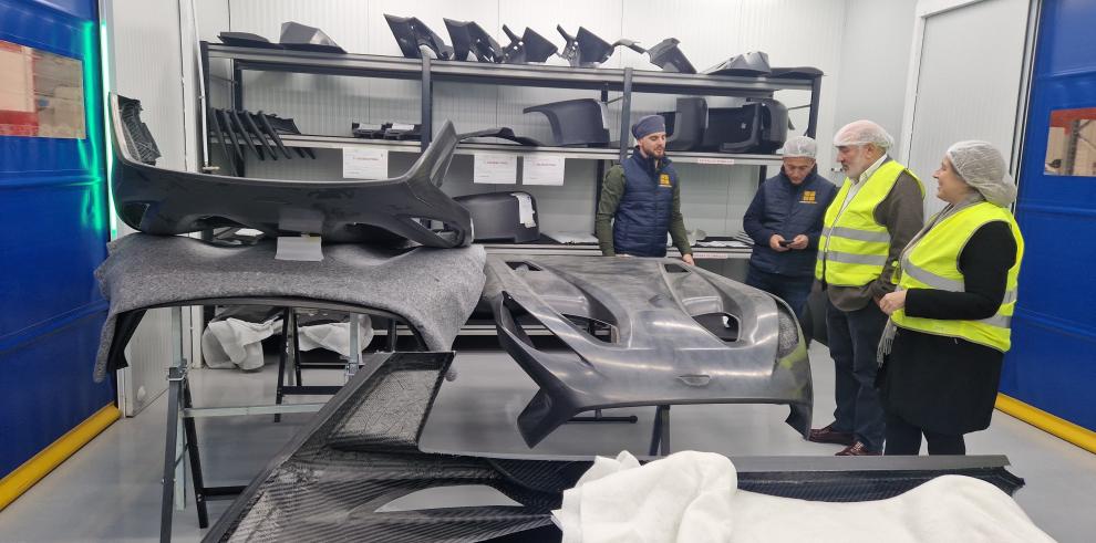 José Manuel Aranda y Mar Paños en la visita a Iberia Compositech Manufacturing