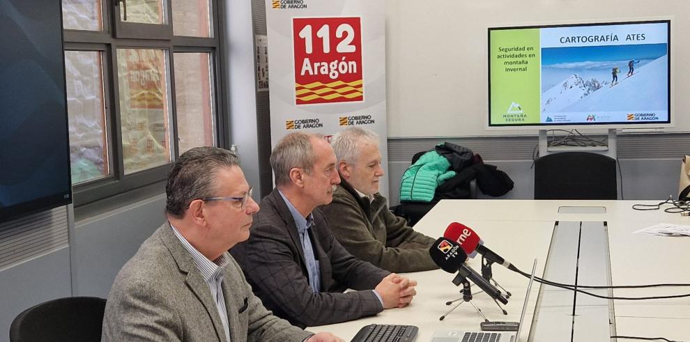 De izquierda a derecha Laurentino Ceña, Miguel Ángel Clavero y Rafael Requena, en la presentación de la campaña de prevención de accidentes en la montaña invernal.