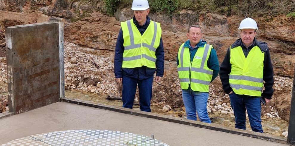 El director del IAA, Luis Estaún, ha visitado la actuación acompañado del alcalde de Bierge y del director de las obras.