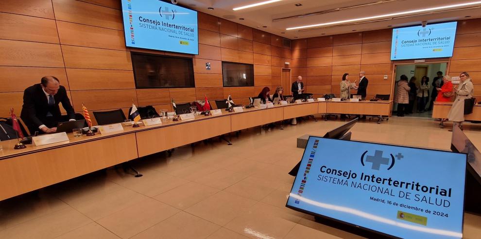 El consejero de Sanidad de Aragón, José Luis Bancalero Flores, prepara su ordenador para la sesión del CISNS momentos antes de su inicio