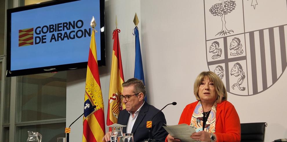 La consejera de Educación y el director general de Planificación y Centros han informado sobre Caneto en rueda de prensa.