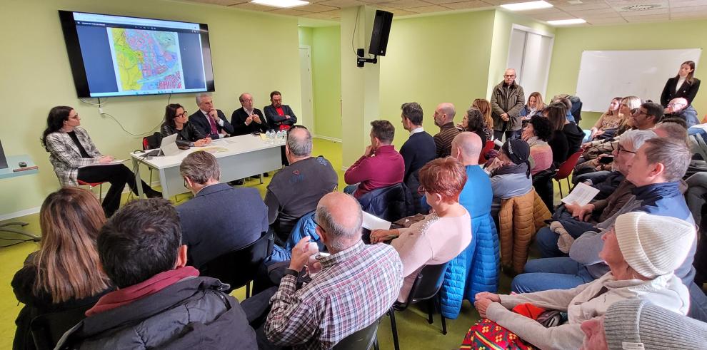 Reunión de los responsables del Gobierno de Aragón y el Ayuntamiento de Zaragoza con los vecinos de Rosales del Canal.