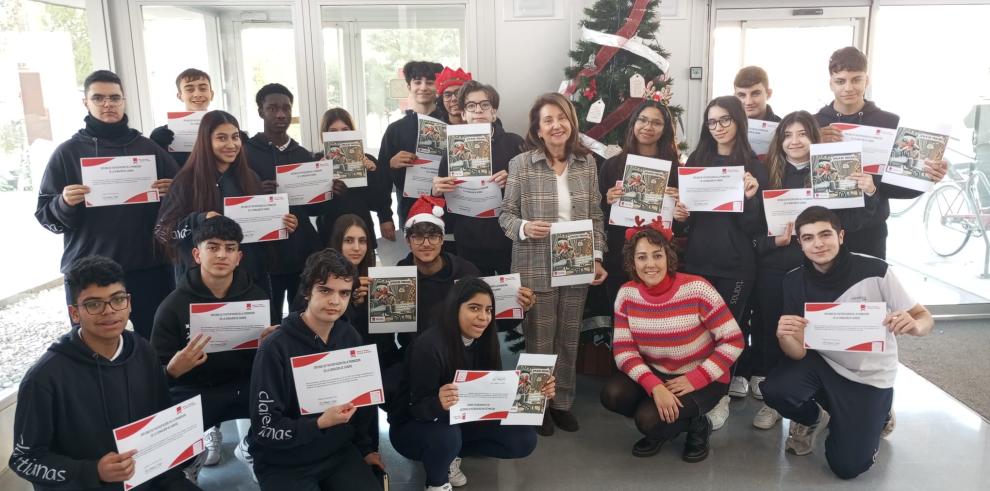 Alumnos de Claretianas y la gerente del Banco de Sangre, Rosa Plantagnet-Whyte