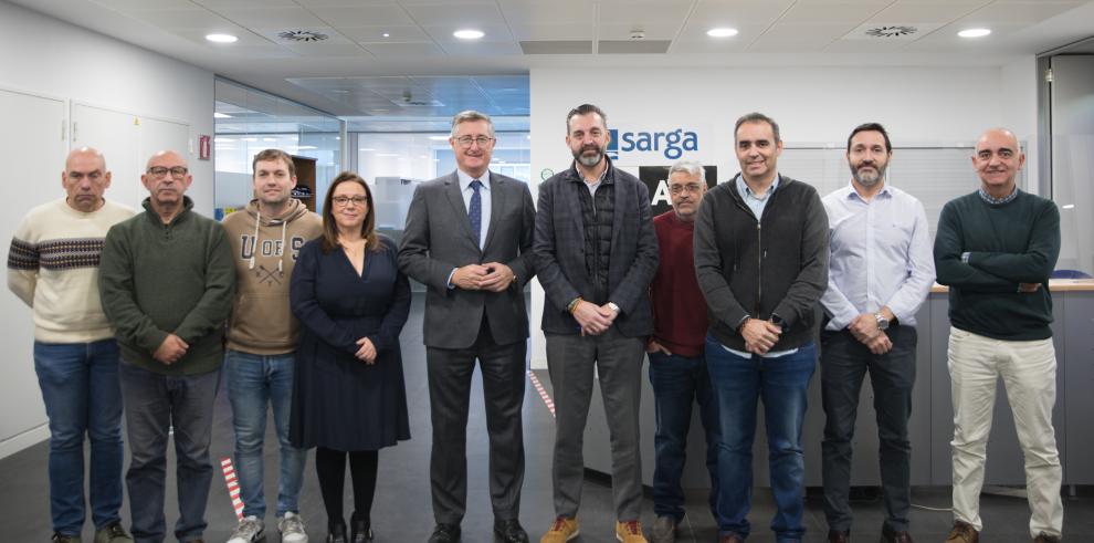Blasco y Escario, junto a algunos de los representantes sindicales que han suscrito el convenio.