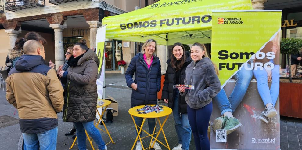 Este sábado en Teruel se han repartido hasta 1.000 pulseras de detección de drogas para jóvenes