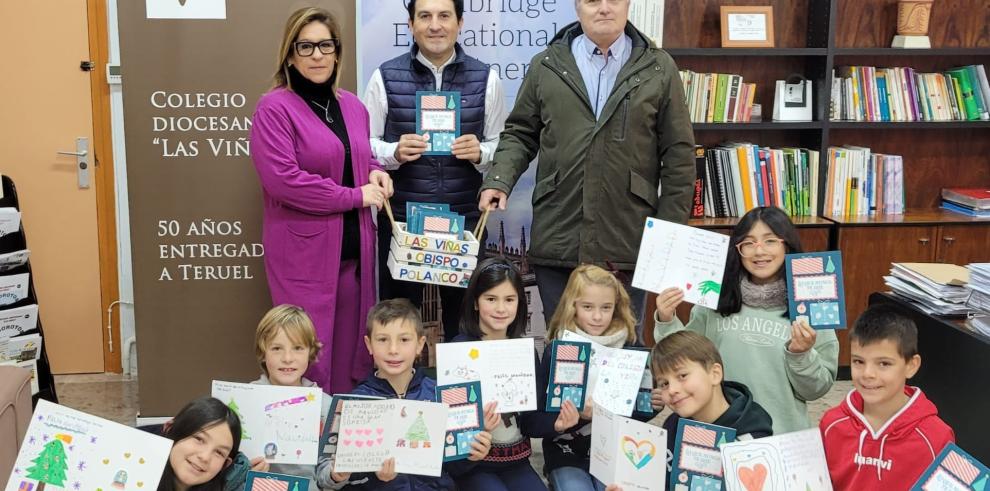 La directora general de Humanización, Estíbaliz Tolosa, el gerente del sector Teruel, Pedro Eced., y el director Colegio Las Viñas de Teruel, José Luis Martín, con alumnos participantes