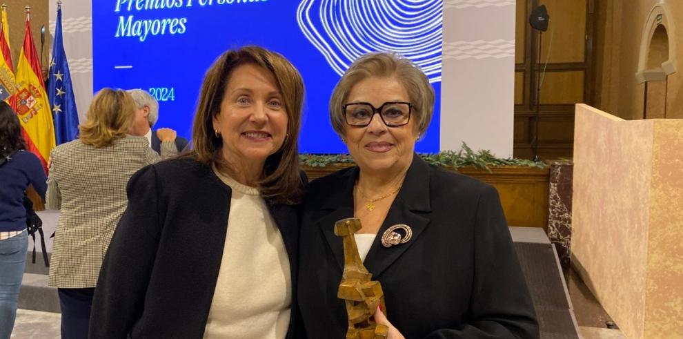 La gerente del Banco de Sangre, Rosa Plantagenet-Whyte, con la presidenta de la Hermandad de Donantes de Sangre de Zaragoza, Maricarmen González