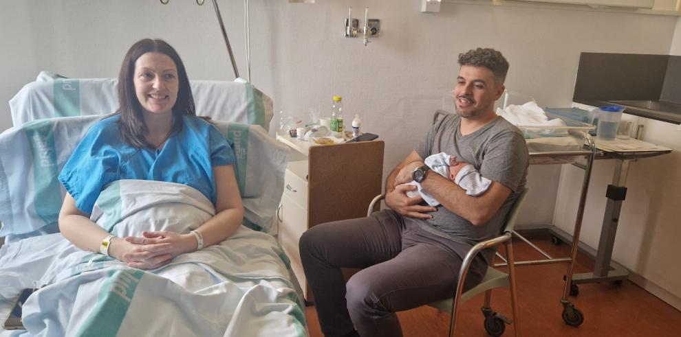 Sara Ruiz y Chema Del Prado, con su hija Roma, primera bebé aragonesa de 2025