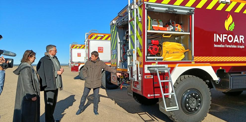 Blasco y Oliván, junto al técnico de INFOAR Francisco Miralles, viendo una de las autobombas .