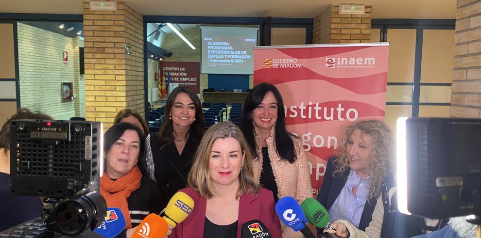 Claudia Pérez Forniés, atendiendo a los medios en la clausura de los Programas Experienciales del INAEM en Huesca