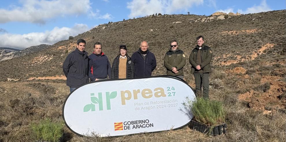 La directora general de Gestión Forestal, Ana Oliván, en la zona de los trabajos junto a otros representantes institucionales.