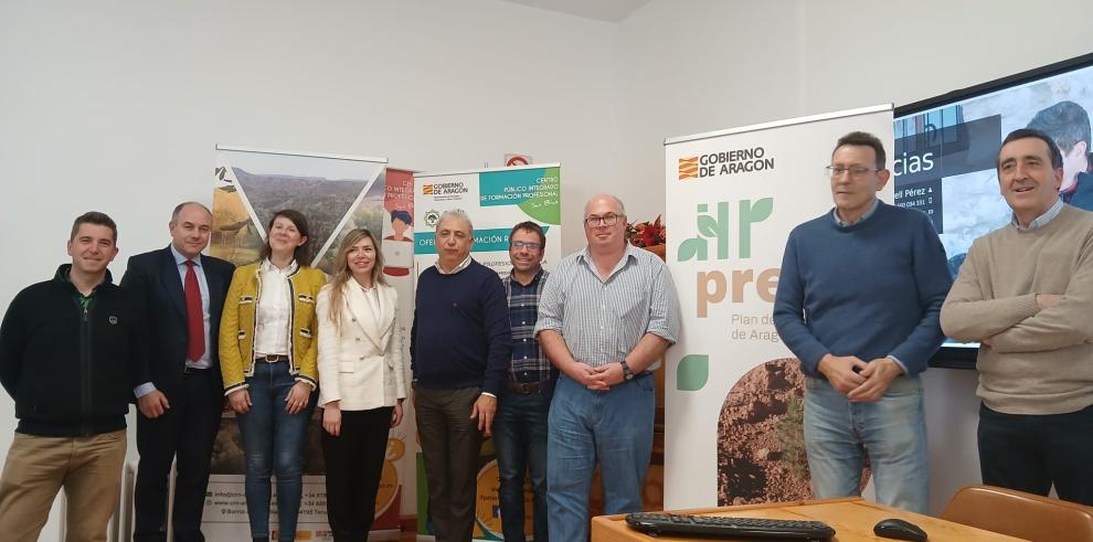 La dirección general de Gestión Forestal junto a empresas forestales, el director del provincial de Educación y la directora del Centro de Formación Profesional "San Blas".