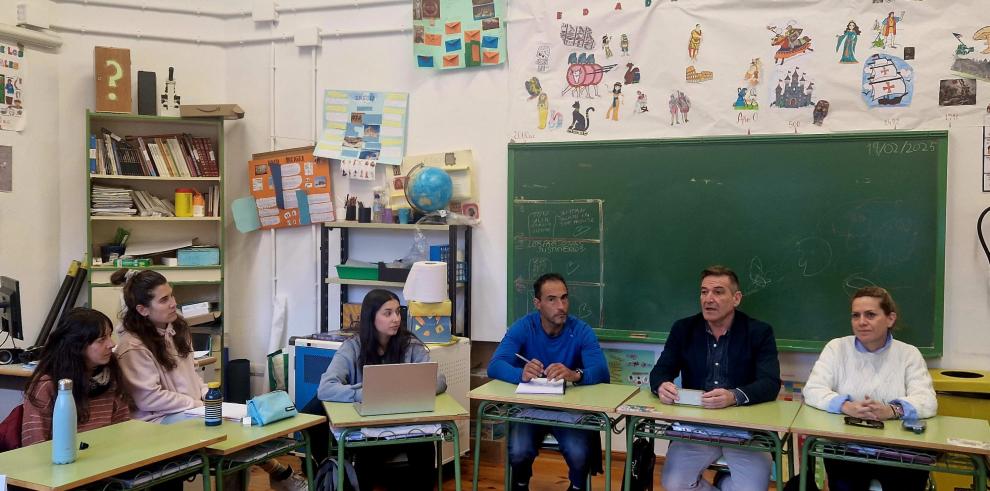 El director general de Planificación y la directora provincial se han reunido con alcaldes, con el claustro del CRA y con las familias.