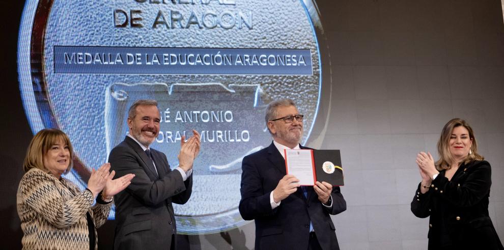 Las consejeras Tomasa Hernández (i) y Claudia Pérez Forniés (d), el presidente Azcón y el rector José Antonio Mayoral, en el acto de homenaje a este último.