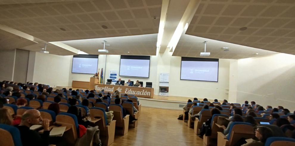 La primera de las dos sesiones iniciales ha tenido lugar en el salón de actos de la Facultad de Educación de Zaragoza.