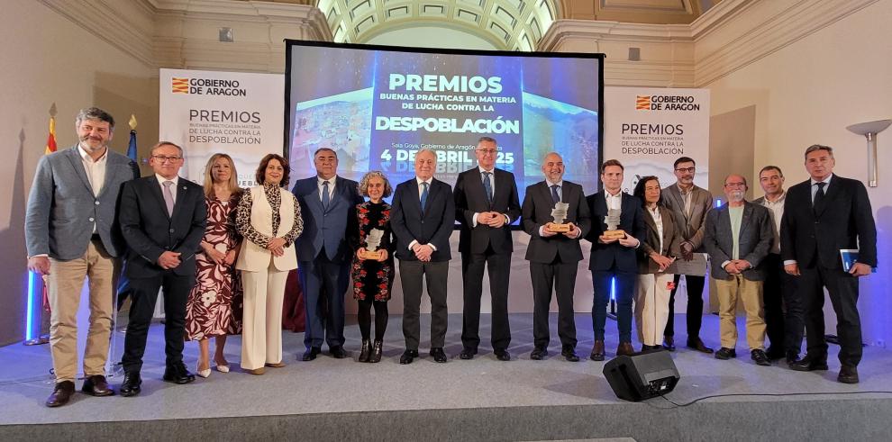 Foto de familia de autoridades y galardonados con el 'Premio a las buenas prácticas en materia de despoblación'.