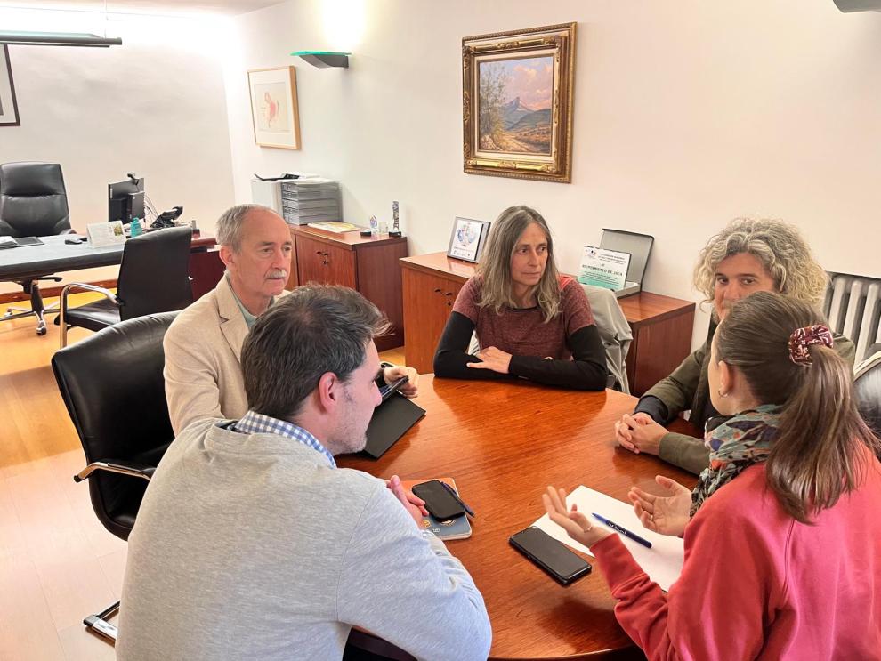 Imagen de la reunión entre Gobierno de Aragón, Federación Aragonesa de Montañismo y Ayuntamiento de Jaca.