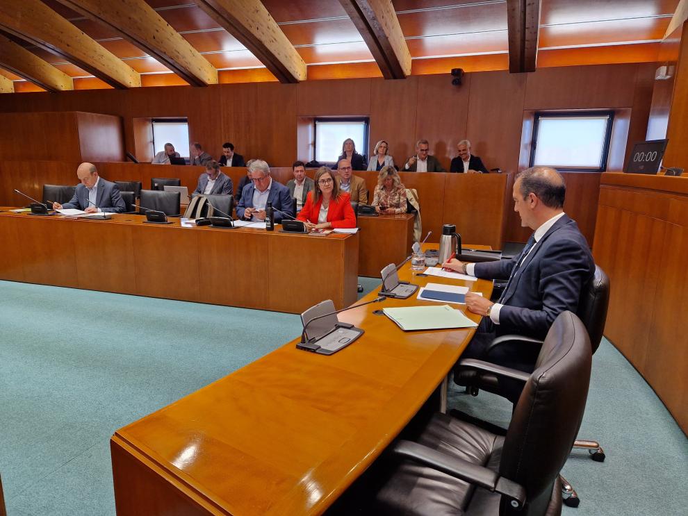 El consejero de Sanidad, José Luis Bancalero Flores, durante la comparecencia, hoy, en la Comisión de Sanidad